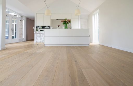 parquet rovere invisibile con nodi plancia 04