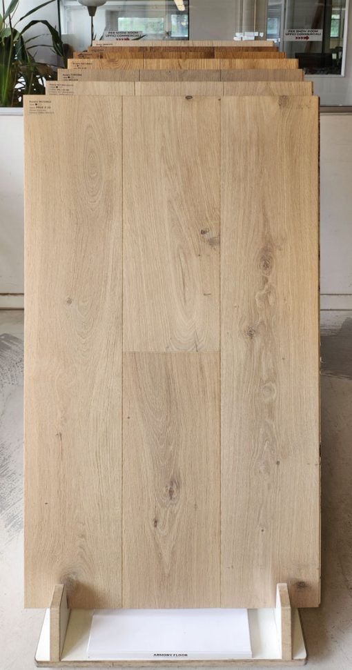 parquet rovere invisibile con nodi plancia 07