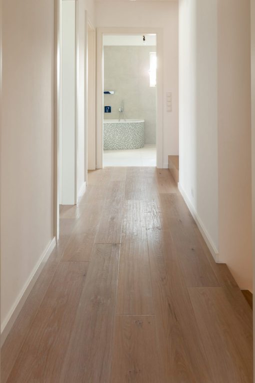 parquet rovere naturale piallato con spaccature maxiplancia tono su tono 01